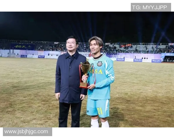 足球明星腿部受伤高清图片展示与分析让我们关注运动员的健康与安全 足球明星腿部受伤高清图片展示与分析让我们关注运动员的健康与安全