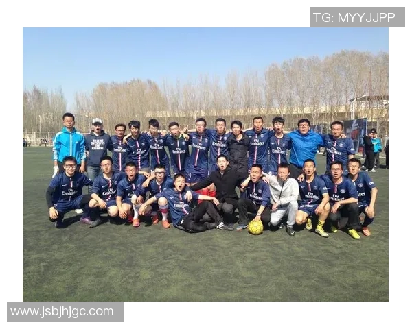 00后足球明星齐聚一堂合照高清展现青春风采与运动激情