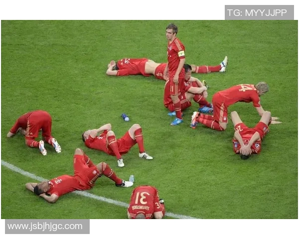 外国球迷热情拥抱足球明星展现全球足球文化的魅力与激情